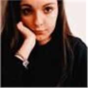 Studentessa universitaria impartisce lezioni per studenti delle scuole superiori