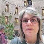 Me forme como Licenciada en Educación y me apasiona poder acompañarte  a descubrir tu propio proceso de aprendizaje. 