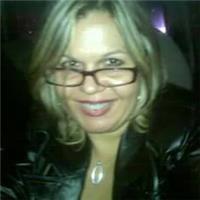 Profesora y profesional del derecho y de las ciencias sociales, ofrece sus conocimientos para dar clases y preparadurias