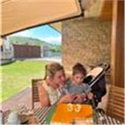 Estudié en Inglaterra en la universidad y, aunque no poseo un título como profesora, poseo buenos conocimientos de gramática 😊