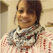 Profesor imparte clases a alumnos de enseñanza primaria y secundaria