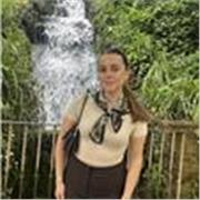 Profesora de castellano que imparte clases presenciales u onlines a niños/as y adolescentes
