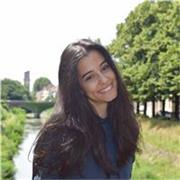 Studentessa Universitaria impartisce lezioni di matematica