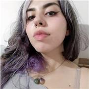 Ilustradora imparte clases de técnicas de pintura a jóvenes interesados