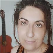 Profesora de música que da clases de lenguaje musical a alumnos de todas las edades