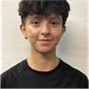 Chico de 21 años ofrece clases de inglés y matemáticas a alumnos de primaria. 