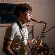 Polistrumentista, suono chitarra, basso elettrico e sassofono. Musicista e appassionato di tutti i generi musicali