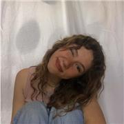 profesora de matematicas imparte clases a niños del colegio e instituto 1 a 4 de la ESO
