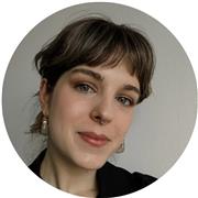 Studentessa universitaria impartisce lezioni di russo