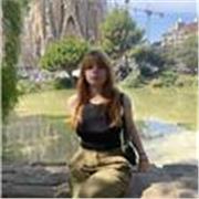 Friendly young English tutor helping beginners and intermediates gain confidence and fluency for school, work, or everyday life.