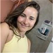 Profesora imparte clases a niños de primaria y ESO para diferentes materias