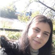 Profesora de naturales imparte clases a niños de primaria