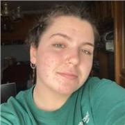 Estudiante en primero de carrera que busca un trabajo para compaginar mientras estudia. Con título C1 Advanced en Inglés y C1 en Euskera. También podría ayudar con música, economía y matemáticas dependiendo del nivel. Soy una joven alegre y comprometida,