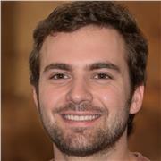 Wirtschaftslehrer bietet Nachhilfeunterricht für Studenten an, die Hilfe bei ihren Prüfungen benötigen.