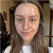 Insegnante di inglese, con certificazione C1, laurea triennale conseguita in inglese e residente a Verona.