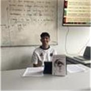 Professo de de português com experiências em aulas on-line, tanto na área de redação, quanto de literatura