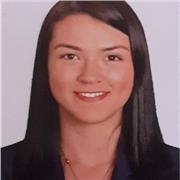 Economista graduada, con más de 5 años de experiencia en el sector financiero y 3 años de auditoria