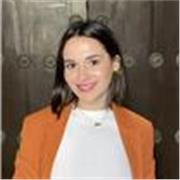 Actualmente estoy cursando mi último año de carrera como estudiante de Trabajo Social. Me encanta trabajar con las personas y sobre todo con los niños y niñas. En mis actuales prácticas curriculares doy clases de apoyo y de español e inglés a niños y niña