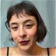 Profesora de francés, inglés y español con más de 6 años de experiencia trabajando con diversos públicos y niveles. 