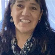 Profesora con muchos años de experiencia en la enseñanza del idioma español da clases a extranjeros