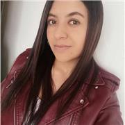 profesora de administración, imparte clases a estudiantes de carreras universitarias técnicas y tecnológicas