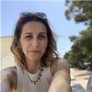 Dottoressa impartisce lezioni di storia a studenti delle elementari e medie