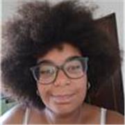 Profesora de lengua castellana y literatura, especializa en comentarios de textos y en entender la literatura. 