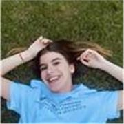 studentessa universitaria aiuta con i compiti delle elementari e da ripetizioni di inglese e italiano