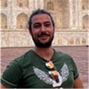 Educatore con esperienza che aiuta i ragazzi a trovare un metodo di studio