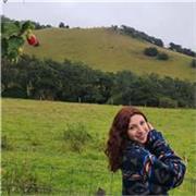 Profesor de ayuda con los deberes de los estudiantes