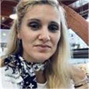 Profesora de inglés listo y feliz de enseñar a los nuevos estudiantes uno de los idiomas más fáciles