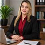 Professora de gestão empresarial e diretora de escola particular, atuo com público jovem e adulto