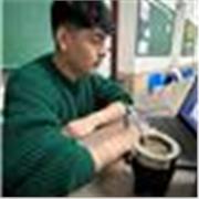 Profesor de Historia que imparte clases a estudiantes de secundaria