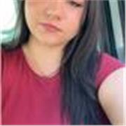 Estudiante a la que se le da muy bien el inglés, y puede enseñar más de lo que aprenderían en la escuela. 