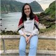 Estudiante universitaria imparte clases a niños de todas las edades