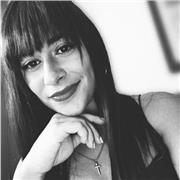 No soy profesora pero hablo y escribo inglés nivel C1, nacida en Inglaterra y criada en Portugal. Buena capacidad de enseñanzas