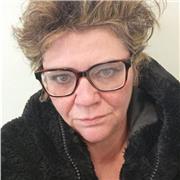 Laureata in Filosofia, docente MIUR, esperienza di ricerca universitaria, scrittrice di racconti, offre lezioni di italiano
