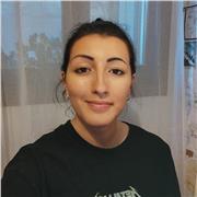 Studentessa universitaria che offre lezioni di storia e storia dell'arte agli studenti delle elementari e delle medie