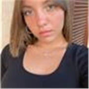 Studentessa fornisce lezioni online di matematica, italiano e storia