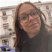Docente di lingua e letteratura inglese impartisce lezioni per studenti di scuola secondaria di primo e secondo grado