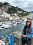 Profesora de Inglés caracterizada por utilizar un método de enseñanza distinto al tradicional, lo cual hace que sea efectivo