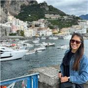 Profesora de Inglés caracterizada por utilizar un método de enseñanza distinto al tradicional, lo cual hace que sea efectivo