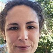 Profesora de inglés imparte clases a estudiantes de todas las edades hasta un nivel B2