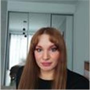 Вот перевод на польский:

Nauczyciel solfeżu i fortepianu z dziesięcioletnim doświadczeniem. Wyjaśniam trudne rzeczy prostym jęz