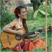 Soy Daniela Trovati, imparto clases de guitarra clasica/academica nivel inicial en español, ideal para quien esta comenzando