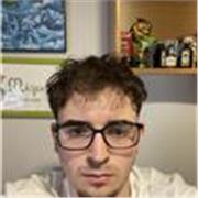 Soy un chico de 20 años al que le gustan mucho los niños y se maneja muy bien con ellos.