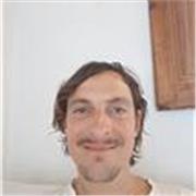 Classes de clarinete y saxofono: Hola! Soy Konstantin, un apasionado del swing nacido en Alemania, clarinetista y saxofonista.
Estudié jazz en la Glenn-Buschmann-Jazzakademie de Dortmund con Uwe Plath y durante años enseñé en diversas escuelas de música