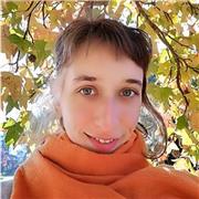 Soy profesora de artes visuales, enseño a dibujar y pintar partiendo de ejercicios clásicos y técnicos pero también experimentales y lúdicos. Ayudo a explorar y desarrollar la creatividad y la expresión propia de cada alumno/a