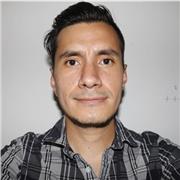 Profesor de inglés imparte clases a niños