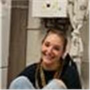 Profesora joven con título profesional de música en flauta travesera imparte clases a todos los niveles